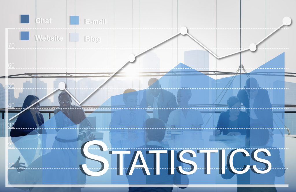 Simülasyonlu stratejik düşünme eğitimi kapsamında uzun vadeli planlama ve istatistiksel analiz yapan iş ekibi